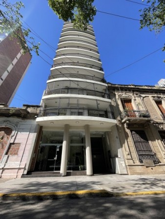Venta Exclusiva: Piso de 2 Dormitorios con Vista a Plaza Lopez, Cochera y Amenities - Pasaje Storni 777, Rosario