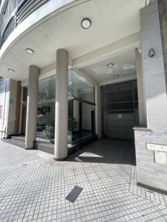 Venta Exclusiva: Piso de 2 Dormitorios con Vista a Plaza Lopez, Cochera y Amenities - Pasaje Storni 777, Rosario