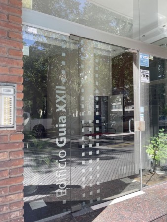Venta Exclusiva: Piso de 2 Dormitorios con Vista a Plaza Lopez, Cochera y Amenities - Pasaje Storni 777, Rosario