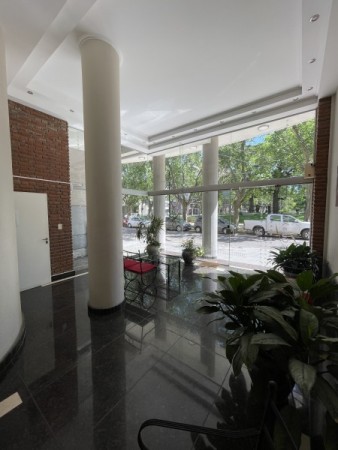 Venta Exclusiva: Piso de 2 Dormitorios con Vista a Plaza Lopez, Cochera y Amenities - Pasaje Storni 777, Rosario