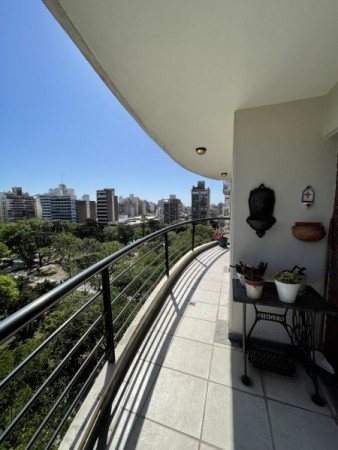Venta Exclusiva: Piso de 2 Dormitorios con Vista a Plaza Lopez, Cochera y Amenities - Pasaje Storni 777, Rosario